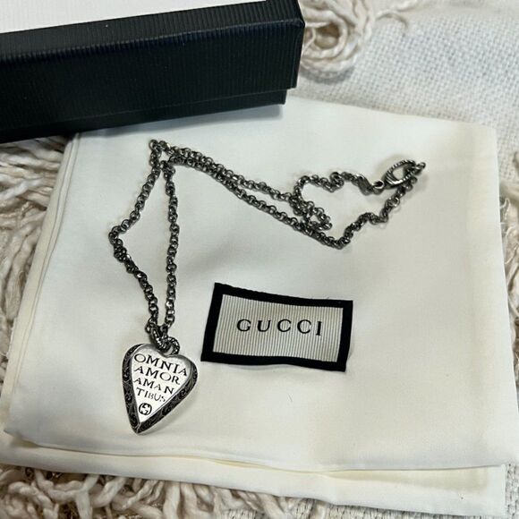 GUCCI Sterling Silver Necklace with Engraved Heart Omnia Amor Amantibus - Picture 1 of 11